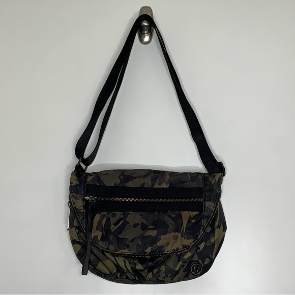 Lululemon Camo Festival Messenger Hip Bag. - Picture 1 of 11